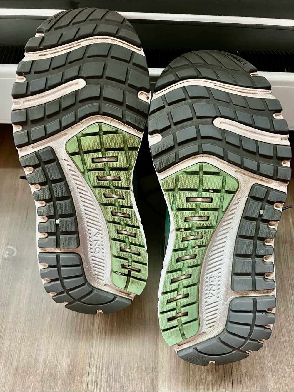 Brooks Women’s Ariel Running Shoes - Gray / Mint Green Accent. Size 8 runs small - Picture 4 of 11